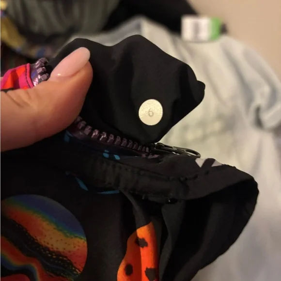 Lululemon Tracker Short 2015 Seawheeze Circle Pills size 6 - Picture 4 of 4